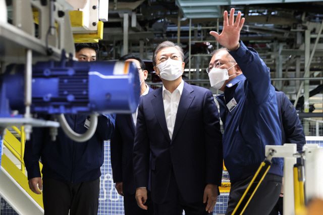 문재인 대통령이 지난해 10월 현대차 울산공장을 방문해 정의선(오른쪽) 현대차 회장의 설명을 듣고 있는 모습. 이날 문 대통령은 “2027년 세계 최초 레벨4 자율주행차 상용화”를 발표했다. [연합]