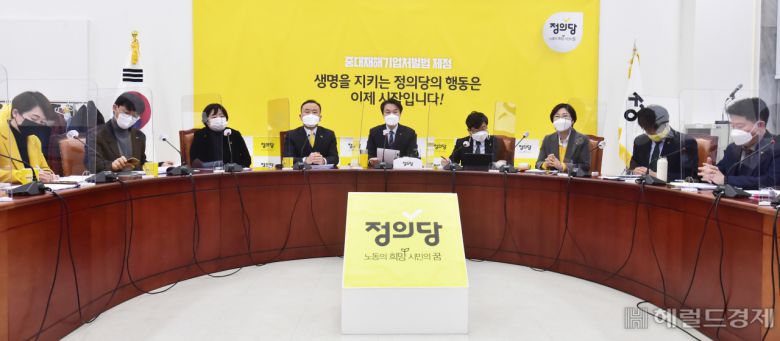 [헤럴드경제=이상섭 기자] 김종철 정의당 대표가 18일 서울 여의도 국회에서 열린 정의당 대표단 회의에 참석, 모두발언을 하고 있다.