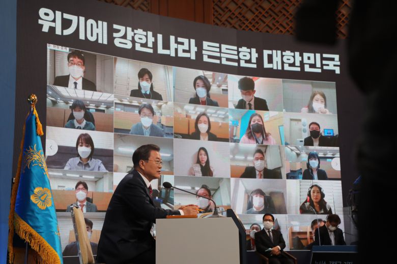 문재인 대통령이 18일 청와대 춘추관에서 열린 신년 기자회견에서 기자의 질문에 답하고 있다. [연합]