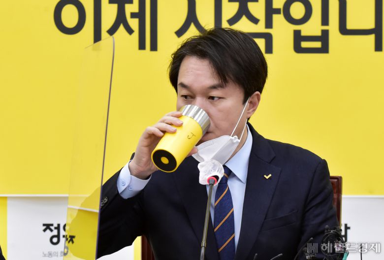 [헤럴드경제=이상섭 기자] 김종철 정의당 대표가 18일 서울 여의도 국회에서 열린 정의당 대표단 회의에 참석, 모두발언에 앞서 물을 마시고 있다.