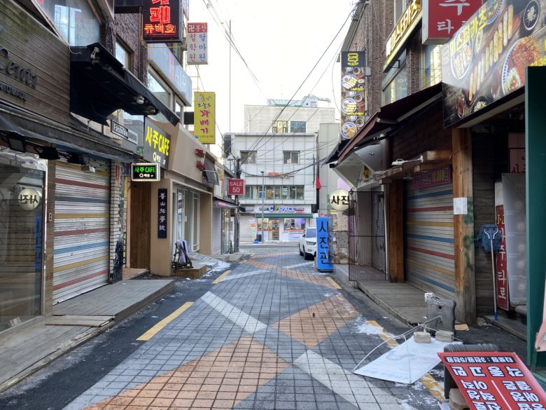 지난 18일 오후 4시 30분께 찾은 서울 서대문구 이화여대 정문 인근. 대부분의 가게가 폐업한 모습이다. 신주희 기자 /joohe@heraldcorp.com