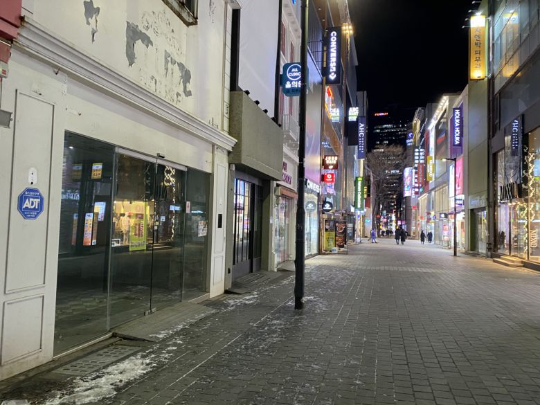 19일 오후 7시께 찾은 서울 중구 명동거리. 거리를 따라 있던 화장품 가게들이 줄줄이 폐업을 했다. 신주희 기자 /joohee@heraldcorp.com