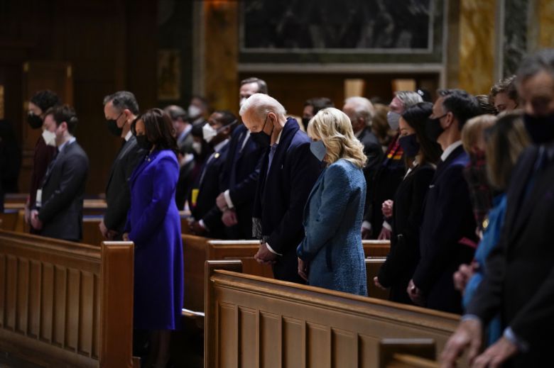 조 바이든 대통령 당선인이 20일(현지시간) 취임식에 앞서 워싱턴DC 백악관 근처 세인트매슈 성당에서 열린 미사에 참석해 예배를 보고 있다. [AP]