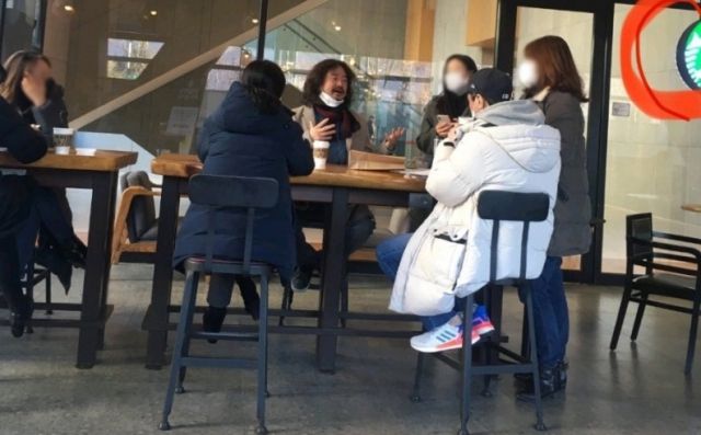 김어준은 지난 19일 서울시 마포구 상암동 소재 스타벅스에 방문해 마스크를 턱에 걸친채 TBS 방송 스태프 6명과 모임을 가졌다. 이에 마포구청은 김어준에게 과태료 10만원을 해당 영업주에게는 과태료 150만원을 부과했다. [온라인 커뮤니티 ‘디씨인사이드’ 홈페이지 캡처]