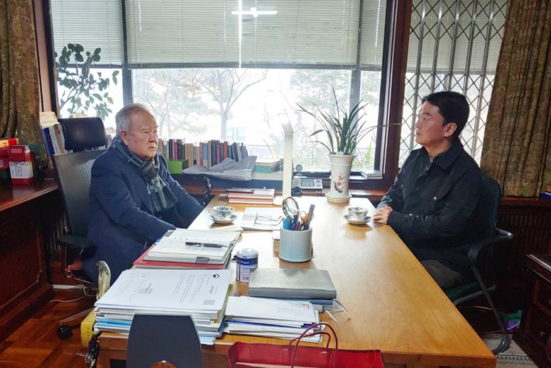 4월 서울시장 보궐선거에 출마한 안철수 국민의당 대표가 20일 서울 관악구 조순 전 서울시장의 자택을 찾아 조 전 시장과 대화하고 있다. [연합]