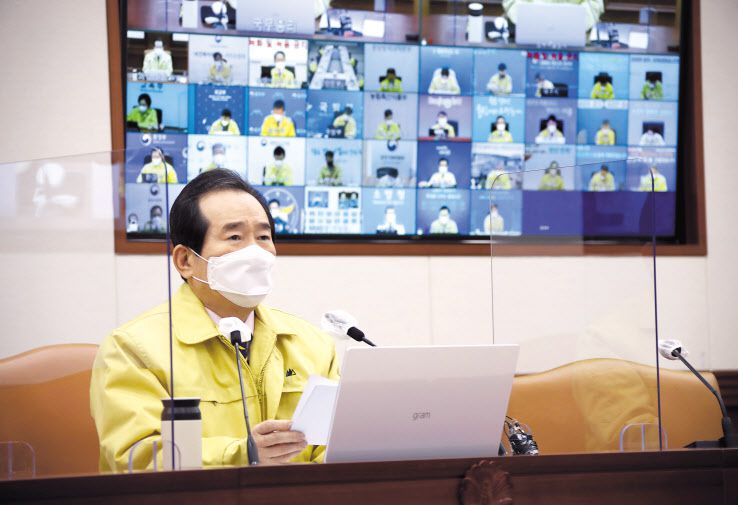 정세균 국무총리가 22일 정부서울청사에서 코로나19 대응 중앙재난안전대책본부(중대본) 회의를 주재하고 있다. 정 총리는 이 자리에서 야권의 서울시장 후보들을 겨냥해 “그렇지 않아도 힘들어하는 자영업자들의 불안감을 파고들어 선거에 이용하려는 일부 정치인들의 행태가 참으로 개탄스럽다”며 자제할 것을 촉구했다. [연합]