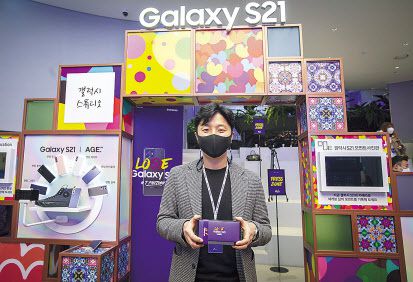 22일 SK텔레콤 갤럭시S21 개통 행사에서 1호 개통 고객 배인우씨(서울)가 기념 촬영을 진행하고 있다.[SK텔레콤 제공]