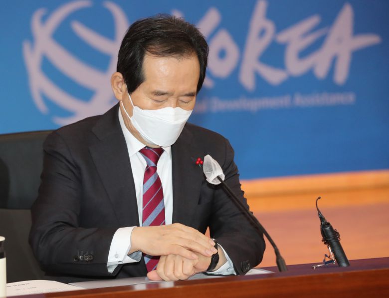 정세균 국무총리가 20일 정부서울청사에서 열린 제36차 국제개발협력위원회에서 시계를 보고 있다. [연합]