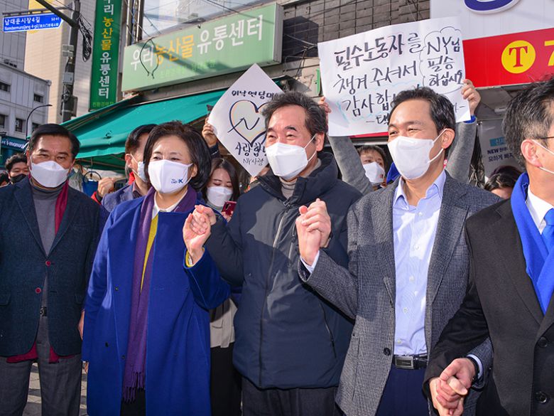 23일 '코로나19 민생현장 릴레이 방문' 일정으로 서울 남대문시장을 찾은 이낙연 더불어민주당 대표(가운데)가 박영선 전 중소벤처기업부 장관(왼쪽), 우상호 민주당 의원(오른쪽)과 손을 잡고 들어보이고 있다. [사진=민주당 제공]