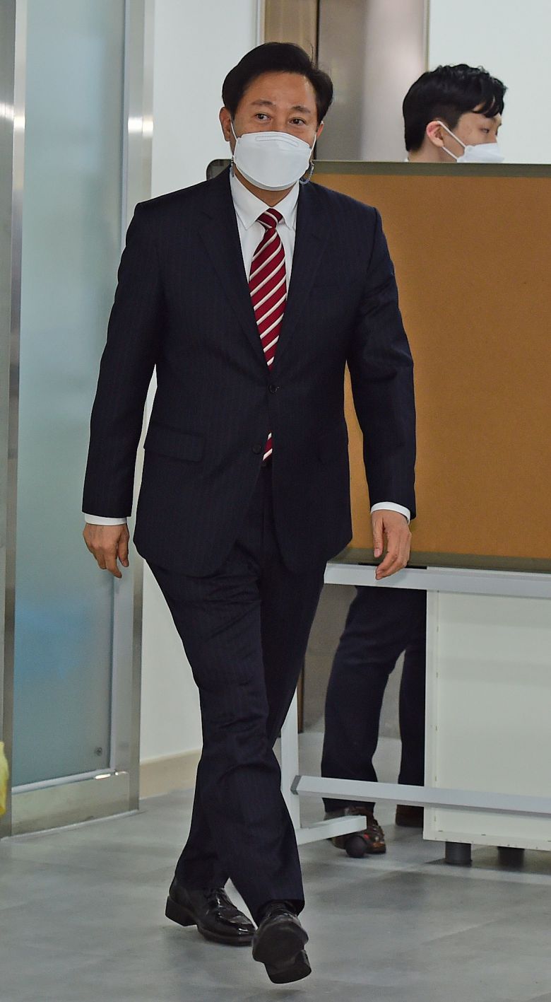 국민의힘 소속 오세훈 전 서울시장이 24일 서울 여의도 국민의힘 중앙당사에서 열린 4.7 서울시장 보궐선거 공천 신청자 면접에 참석하고 있다. 연합뉴스