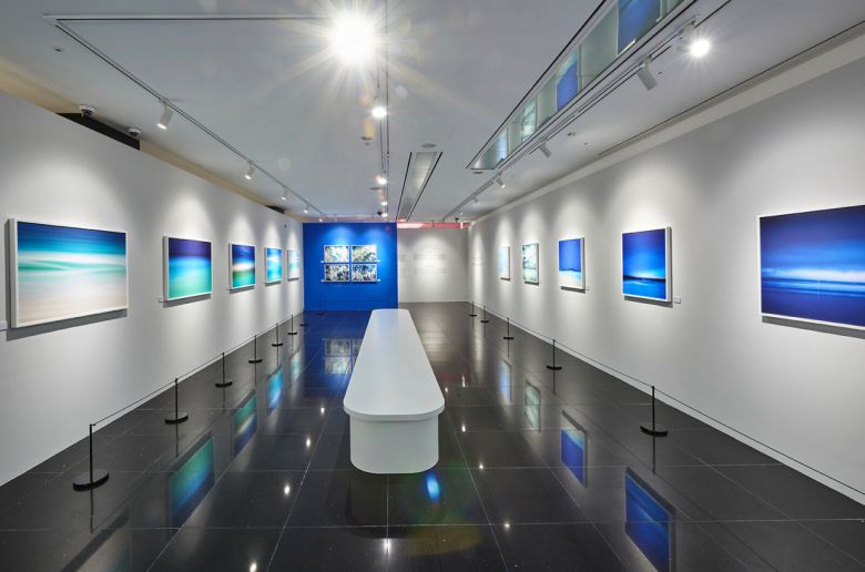 뮤지엄 오브 컬러 63 특별전. 블루룸은 전망대 하늘 풍경과 조우한다
