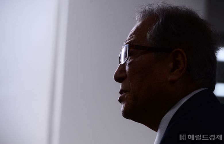 정세현 민주평통 수석부의장은 헤럴드경제와의 인터뷰에서 조 바이든 미국 신행정부의 대북정책과 외교안보라인 정비까지 시간이 걸릴 수밖에 없는 만큼 한국이 이에 앞서 보다 적극적인 역할을 해야 한다고 강조했다. [헤럴드경제 박해묵 기자]