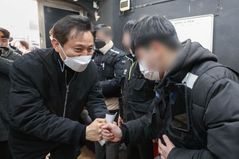 서울시장 보궐선거 출마 선언을 한 국민의힘 오세훈 전 서울시장이 25일 서울 양천구 한 배달업체를 찾아 직원들과 인사하고 있다. [국회사진기자단]