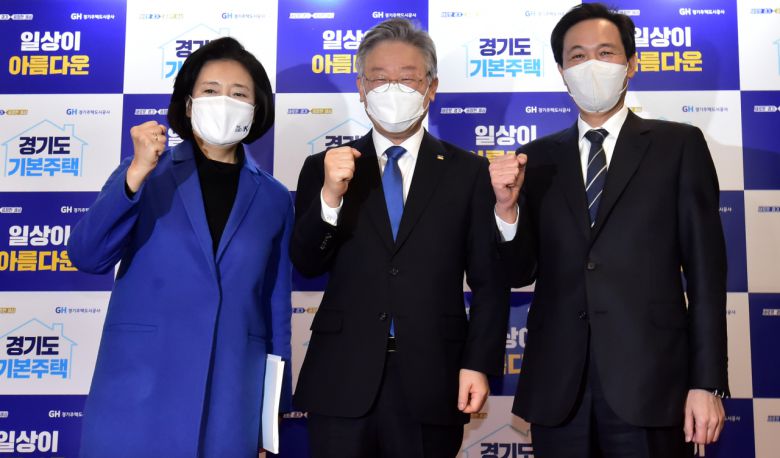 이재명 경기도지사가 26일 서울 여의도 글래드호텔에서 열린 경기도 기본주택 토론회에서 더불어민주당 서울시장 보궐선거 예비후보인 박영선 전 중소벤처기업부 장관, 우상호 의원과 기념촬영을 하고 있다. [사진=이상섭 기자/babtong@heraldcorp.com]