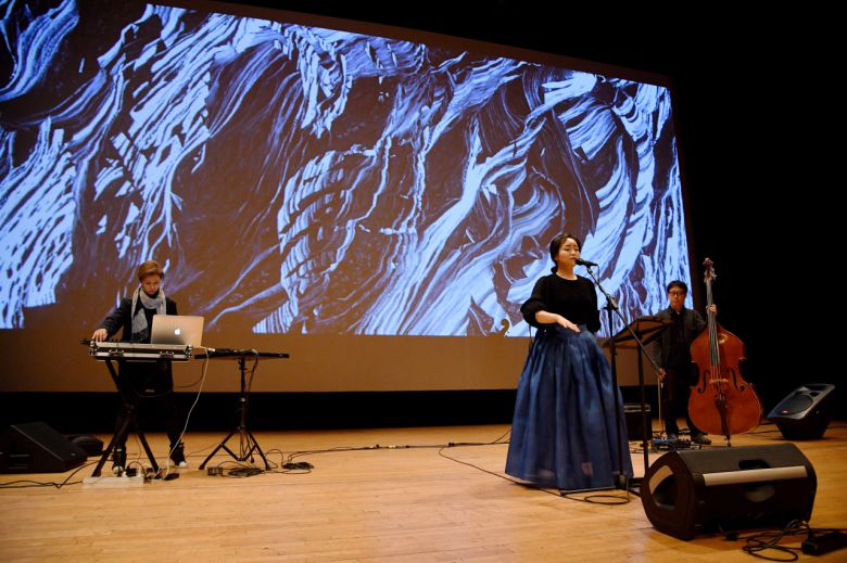 국내 재즈계에서 독보적인 존재감을 드러내며 활동 중인 베이시스트 이원술과 경기민요와 정가를 두루 섭렵한 예인 김보라, 일렉트로닉 앰비언트 사운드 아티스트 하임이 함께 하는 트리오 밴드 신노이 [한국문화예술위원회 제공]