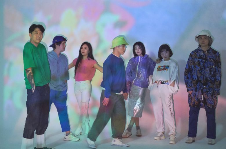 등장과 동시에 주목받은 이날치 밴드는 판소리 ‘수궁가’를 네 명의 소리꾼(안이호 권송희 이나래 신유진), 두 명의 베이스(장영규 정중엽), 하명의 드럼(이철희)으로 선보이며 새로운 시대의 전통음악이자 팝음악으로 주목받고 있다. 이날치의 등장을 계기로 전통을 재해석하고 실험하는 작업들이 트렌드처럼 자리잡게 됐다. [매니지먼트 잔파 제공]