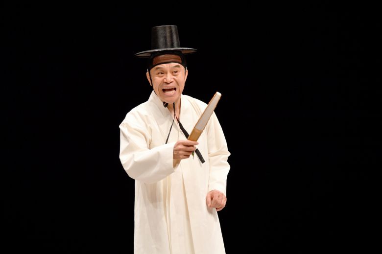 민요밴드 씽씽 이후 이날치, 소리꾼 이희문 등 특출난 소수의 음악인들의 등장으로 전통예술의 실험과 현대적 작업이 새로운 트렌드가 되고 있다. 판소리 ‘마당을 나온 암탉’의 연출을 맡은 소리꾼 지기학은 “전통음악의 작업환경이 굉장히 급변하고 있다는 걸 느낀다”고 말했다. [한국문화예술위원회 제공]