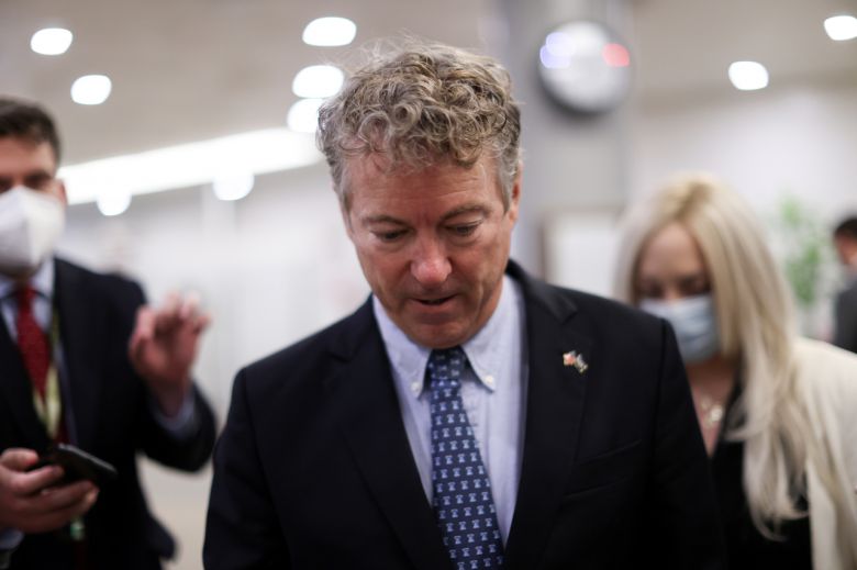 미 공화당 중진 랜드 폴 상원의원이 26일(현지시간) 워싱턴DC 연방의회 의사당에서 도널드 트럼프 전 대통령에 대한 탄핵 심판 개시와 위헌 여부 표결에 대한 기자들의 질문을 받으며 걸어가고 있다. [로이터]