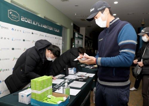 철저한 방역을 위해 손을 닦고 있는 윈터투어 출전선수. [사진=KPGA]