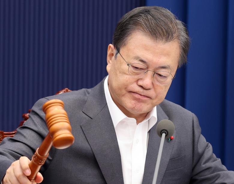 문재인 대통령이 청와대에서 국무회의를 주재하고 있다. [연합]