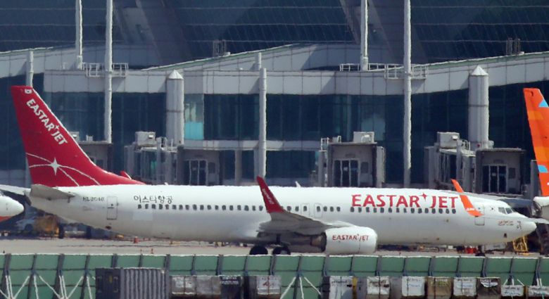 지난해 3월 인천공항에 계류된 이스타항공 여객기. [연합]