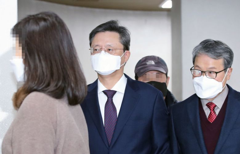 박근혜 정부 당시 국정농단을 묵인하고 국가정보원을 통해 불법사찰을 한 혐의로 재판에 넘겨진 우병우 전 청와대 민정수석이 4일 오후 서울 서초구 서울고등법원에서 열린 항소심 선고공판에 출석하며 법정으로 향하고 있다. [연합]