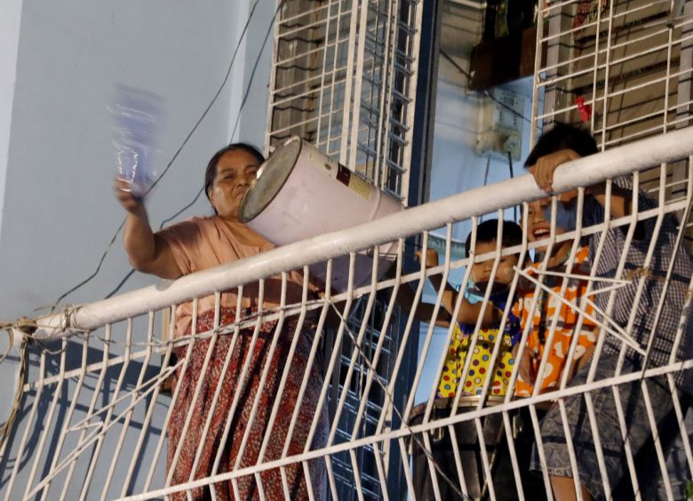 3일(현지시간) 미얀마 최대 도시 양곤 시내에서 쿠데타를 통해 정권을 장악한 미얀마 군사정권에 반대하는 시민들이 ‘냄비 두드리기·자동차 경적 울리기’ 시위를 벌이고 있다. [EPA]