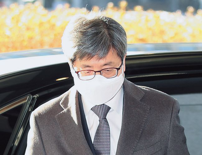 김명수 대법원장이 ‘사법농단’에 연루된 임성근 부산고법 부장판사에 대한 탄핵소추안 표결이 예정된 4일 오전 서울 서초구 대법원으로 출근하고 있다. [연합]