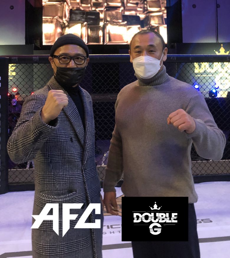 AFC 박호준 대표와 더블지FC의 이지훈 대표가 더블지FC 케이지 내에서 나란히 파이팅포즈를 취하고 있다. [AFC 제공]
