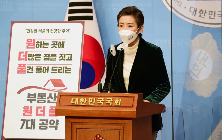 나경원 국민의힘 서울시장 예비후보가 5일 국회 소통관에서 '부동산 원더풀 7대 공약'을 발표하고 있다. [헤럴드경제=이상섭 기자]