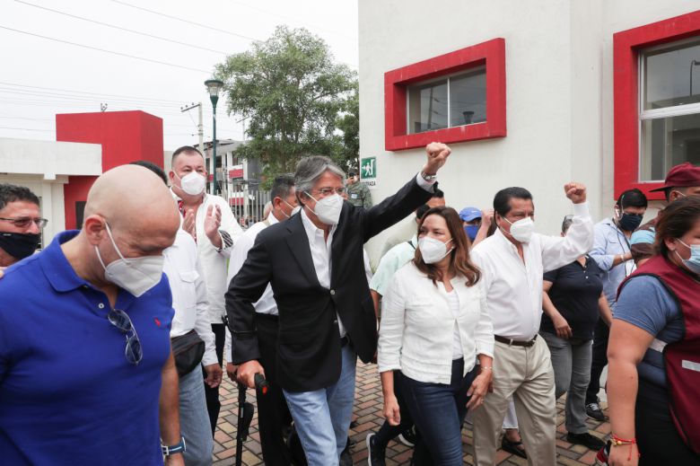 에콰도르 대통령 선거에 나선 우파 성향의 기예르모 라소 후보가 7일(현지시간) 한표를 행사하기 위해 투표소로 향하고 있다. [로이터]