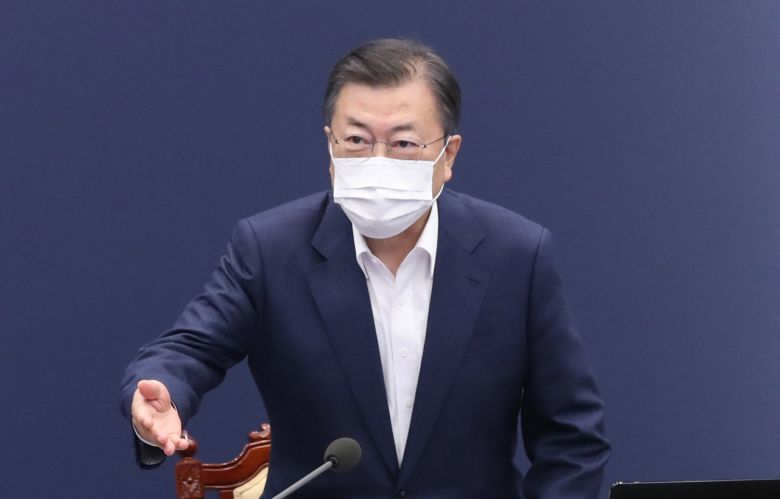 문재인 대통령이 8일 오후 청와대에서 열린 수석·보좌관 회의에 입장하고 있다. [연합]