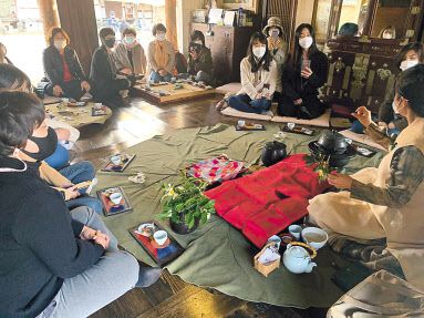 밀양박씨 청재종가 남파고택에 탐방온 국민들.