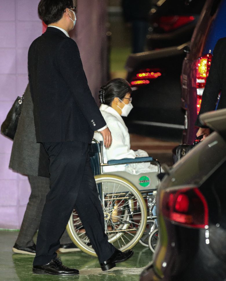 박근혜 전 대통령이 9일 오후 서울 서초구 서울성모병원을 나서고 있다. [연합]