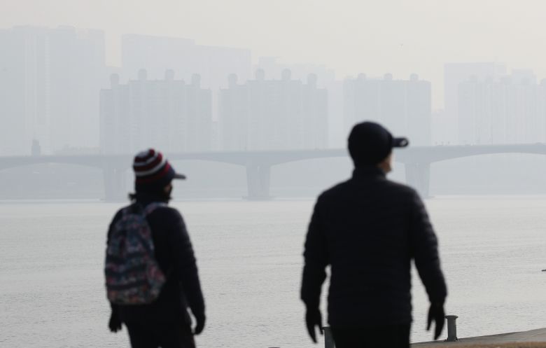 설 연휴 첫날인 11일 오전 서울 마포대교 인근에서 바라본 한강 원효대교와 용산 일대가 안개와 미세먼지 등으로 뿌옇게 보인다. [연합]