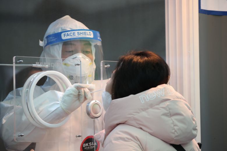 안철수 국민의당 대표가 설 연휴 첫날인 지난 11일 서울역 임시선별진료소에서 신종 코로나바이러스 감염증(코로나19) 검체 채취 의료 봉사를 하고 있다. [연합]