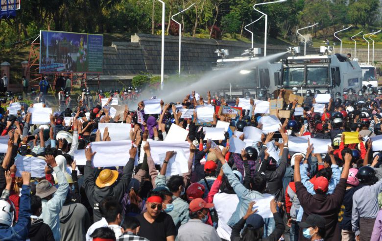미얀마 수도 네피도에서 9일(현지시간) 경찰이 군부 쿠데타 항의 시위대를 향해 물대포를 발사하고 있다. [연합]