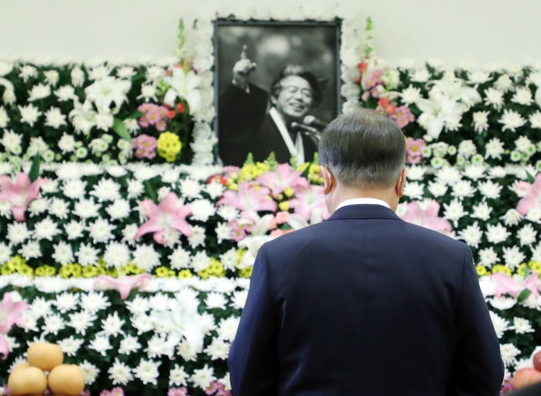 문재인 대통령이 17일 오전 서울 종로구 서울대학교병원 장례식장에 마련된 고 백기완 통일문제연구소장 빈소를 조문하고 있다. [연합]