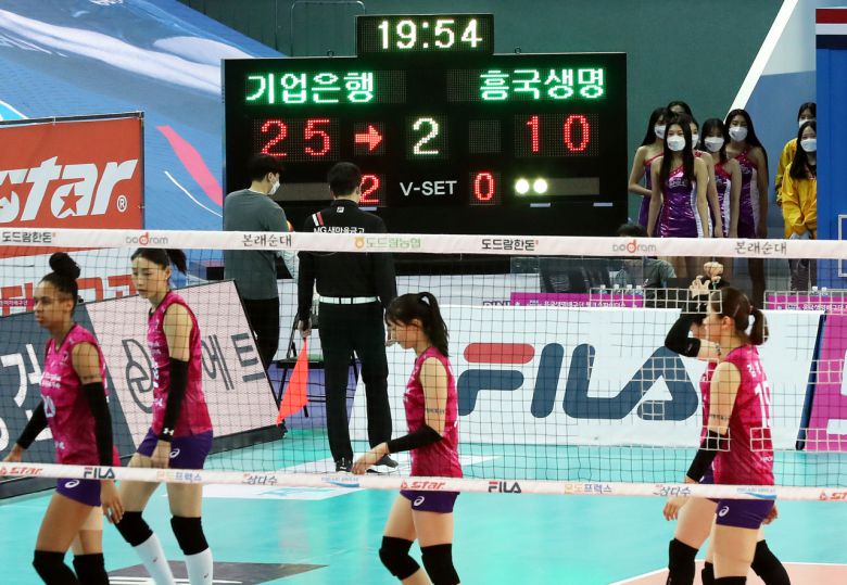 16일 인천 계양체육관에서 열린 여자프로배구 인천 흥국생명 핑크스파이더스와 화성 IBK기업은행 알토스의 경기. 1세트에 이어 2세트를 IBK기업은행에 패배한 흥국생명 선수들이 코트를 이동하고 있다. [연합]