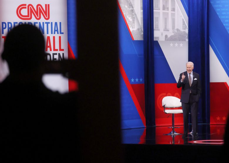 조 바이든 미국 대통령이 16일(현지시간) 위스콘신주 밀워키에서 CNN방송이 주최한 타운홀 미팅에 출연해 발언하고 있다. [로이터]