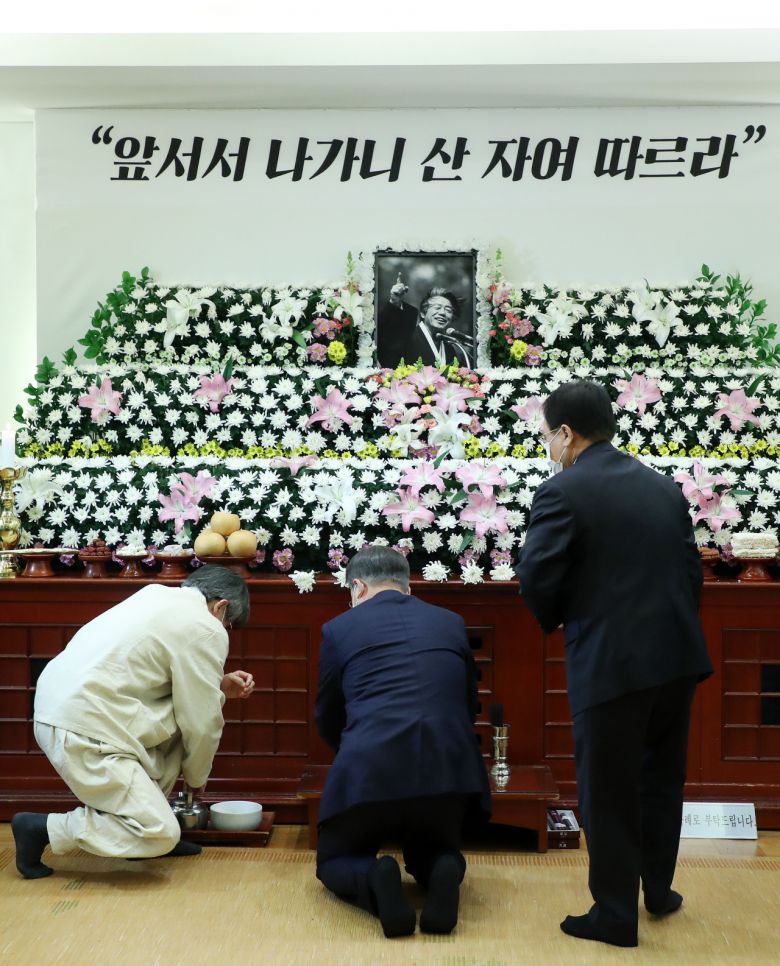 문재인 대통령이 17일 오전 서울 종로구 서울대병원 장례식장에 마련된 고(故) 백기완 통일문제연구소장 빈소를 조문하고 있다. [연합]