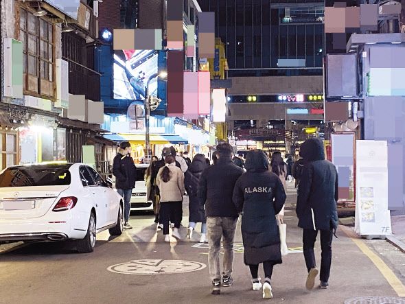지난 15일 오후 10시께 서울 광진구 ‘건대맛의거리. 식당의 영업 시간 끝나자 시민들이 일제히 나와 발길을 옮기고 있다. 주소현 기자 /addressh@heraldcorp.com