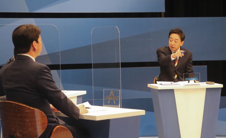 서울시장 재보궐 선거에 출마한 무소속 금태섭 예비후보(오른쪽)가 18일 상암동 채널에이 사옥에서 국민의당 안철수 예비후보(왼쪽)와 단일화를 위한 토론을 하고 있다.[국회사진기자단]