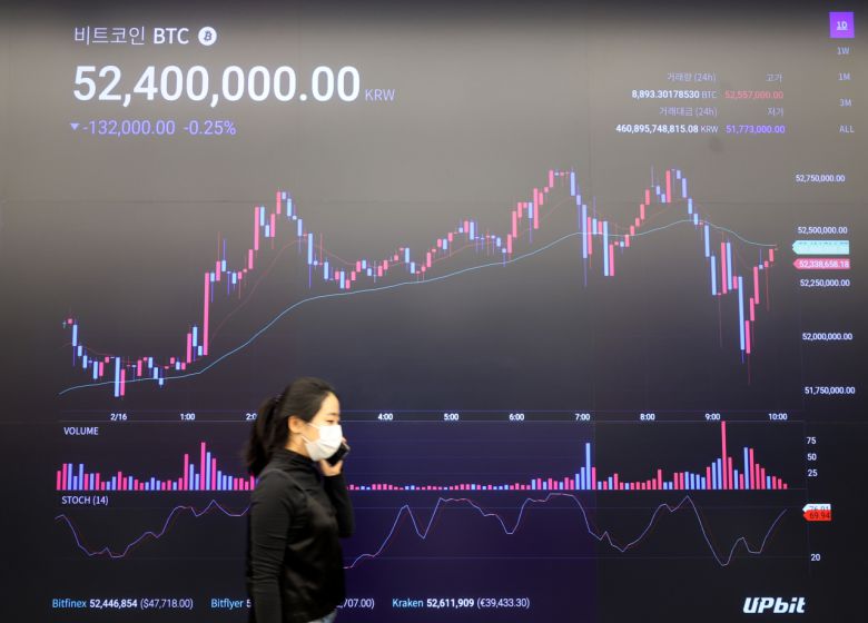 비트코인이 5만 달러 돌파를 눈앞에 둔 가운데 16일 오전 서울 강남구 암호화폐 거래소 업비트 라운지에 설치된 시세 전광판에 비트코인 시세가 표시돼있다. 반면, 18일 통계청 고용동향, 산업활동동향 등에 따르면 대면서비스 업종 등은 지난해 최악의 경기한파를 맞았다. 특히 국내는 개인투자자가 급증하면서 실물·금융 괴리 우려가 커지고 있다. [연합]