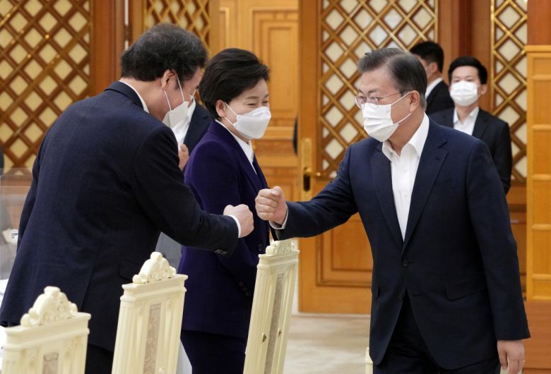 문재인 대통령이 19일 오전 청와대 본관에서 열린 더불어민주당 지도부 초청 간담회에 참석하며 이낙연 대표와 주먹인사를 하고 있다.[연합]