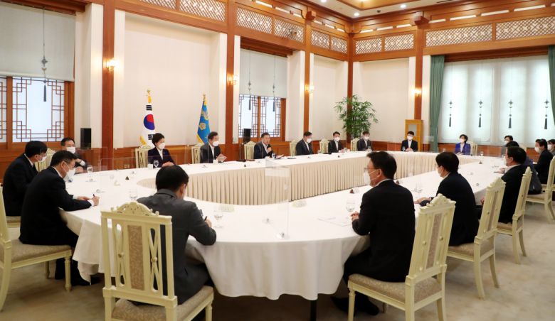 문재인 대통령이 19일 오전 청와대 본관에서 열린 더불어민주당 지도부 초청 간담회에서 인사말을 하고 있다. [연합]