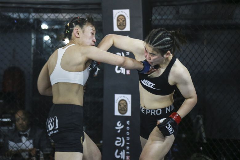 27일 파주 팀에이스에서 열린 더 비스트 챔피언십(TBC)01 홍예린(DK짐·왼쪽)과 최인녕(MMA팩토리) 경기 모습. [TBC 제공]