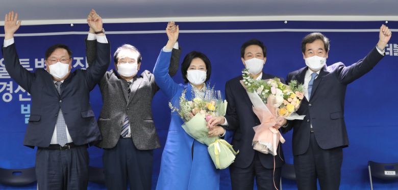 더불어민주당 서울시장 후보로 선출된 박영선 전 중소벤처기업부 장관(가운데)이 1일 서울 여의도 당사에서 열린 당선자발표대회에서 이낙연 대표 등과 함께 기뻐하고 있다. [연합]