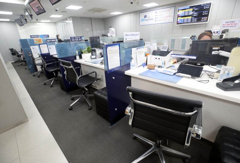 서울 한 시중은행 지점 창구. [연합]