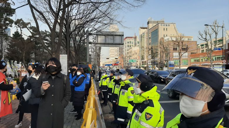3일 오전 서울 양천구 남부지방법원 앞에서 경찰들이 모여 바리케이트를 치고 시민들을 통제하고 있다. [주소현 기자/addressh@heraldcorp.com]